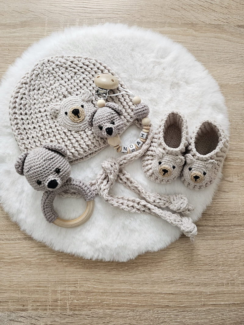 Babymützen Set | Babystrickschuhe mit Bär| Greifring und personalisierte Schnullerkette