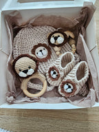 Babymützen Set Löwe – Mütze, Babyschuhe, Greifring & Schnullerkette