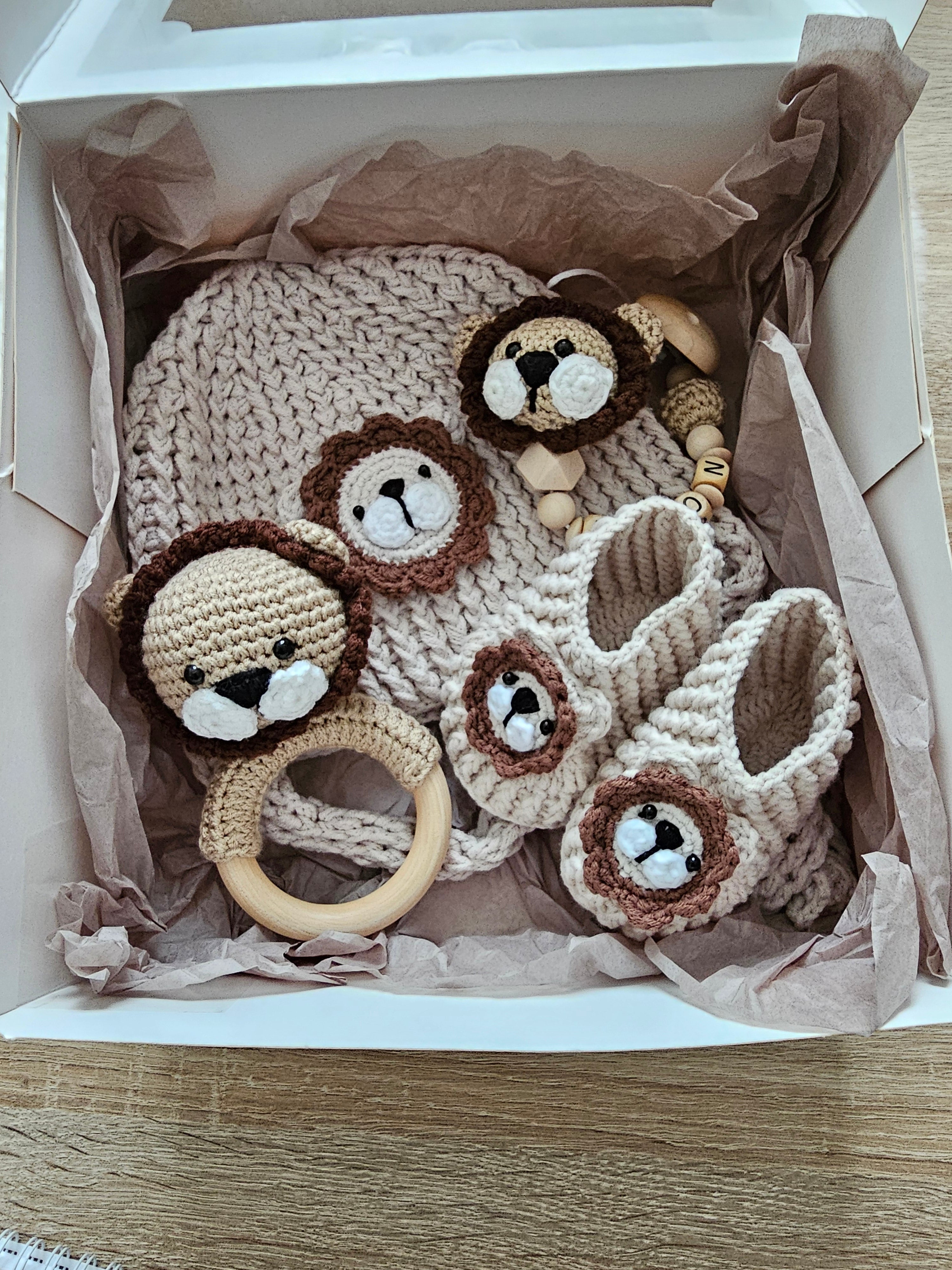 Babymützen Set Löwe – Mütze, Babyschuhe, Greifring & Schnullerkette