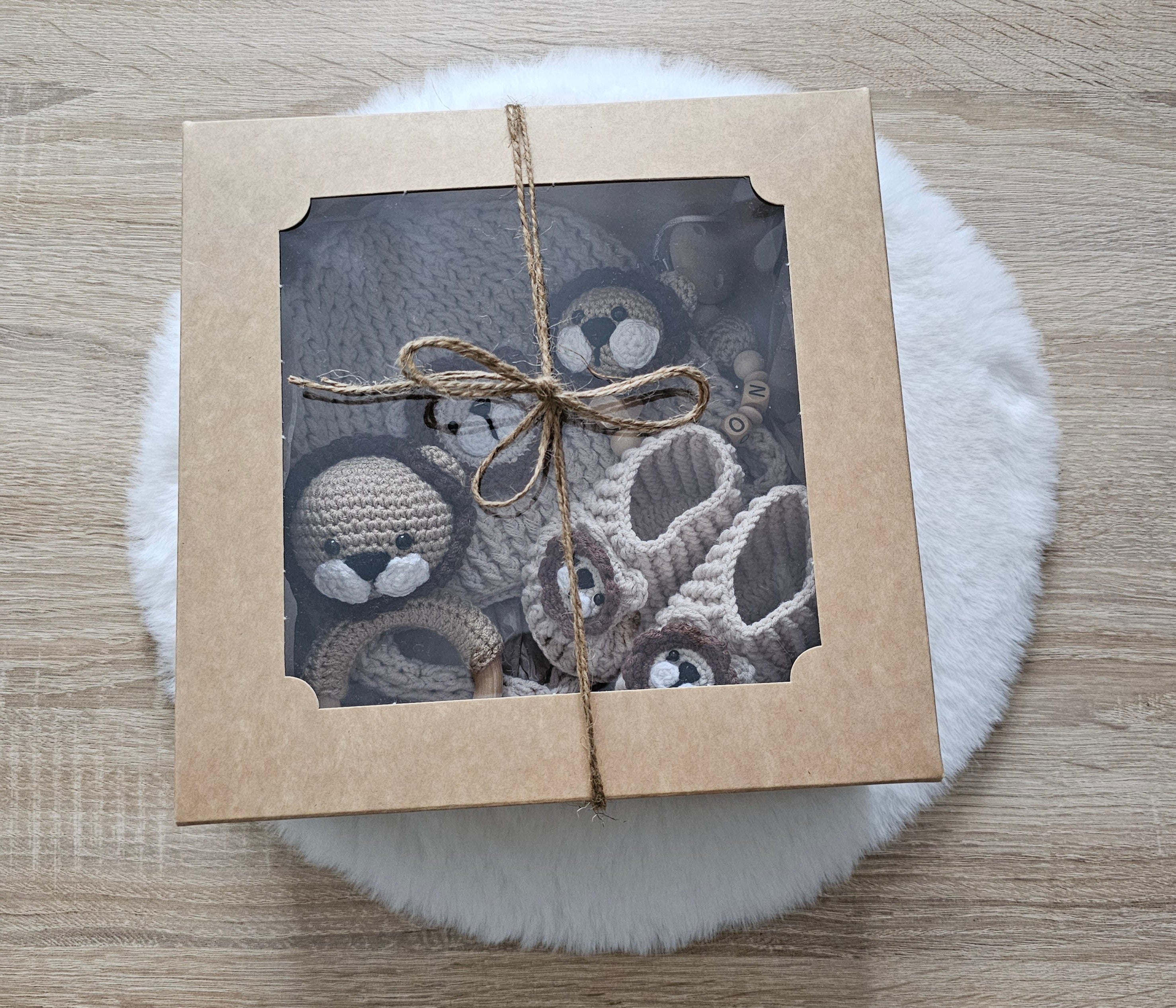 Babymützen Set Löwe – Mütze, Babyschuhe, Greifring & Schnullerkette
