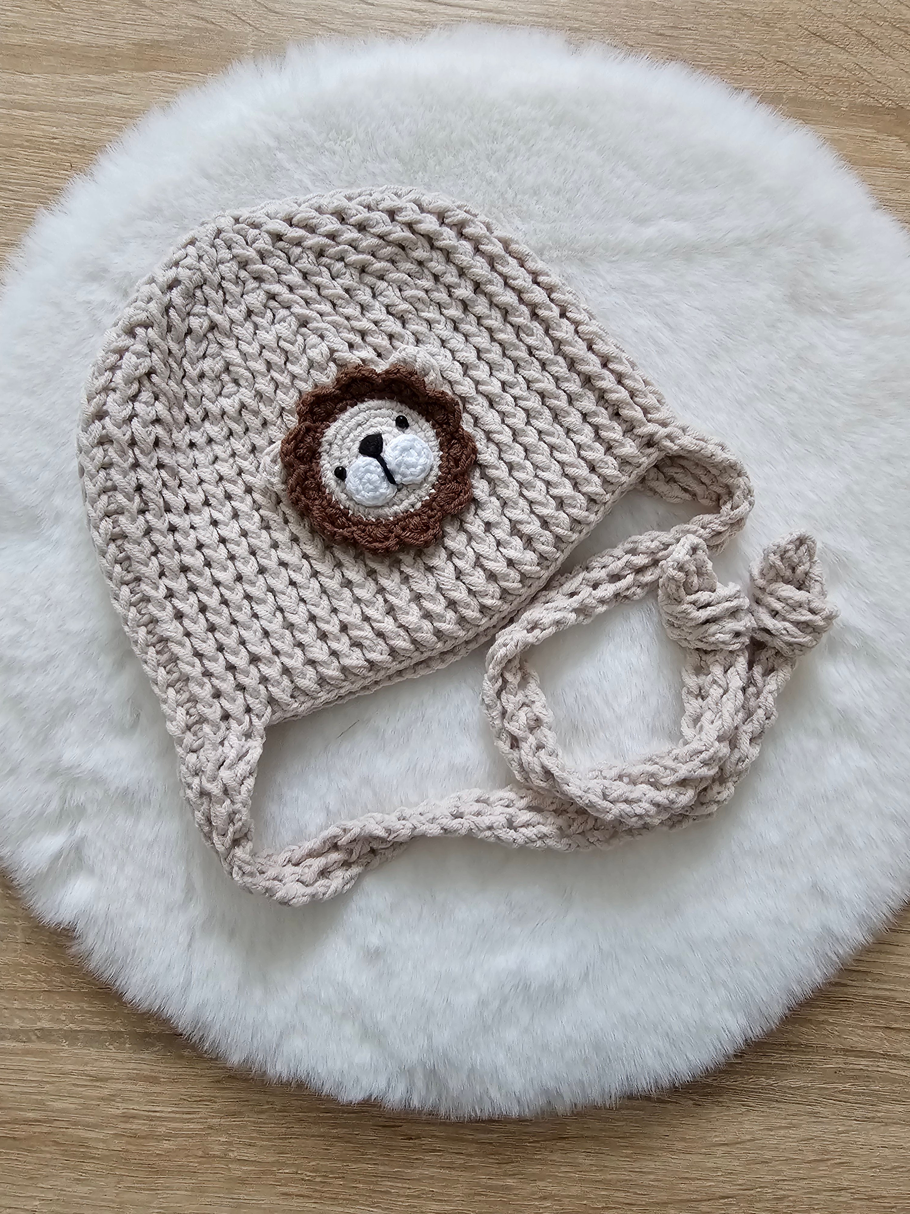 Babymützen Set Löwe – Mütze, Babyschuhe, Greifring & Schnullerkette