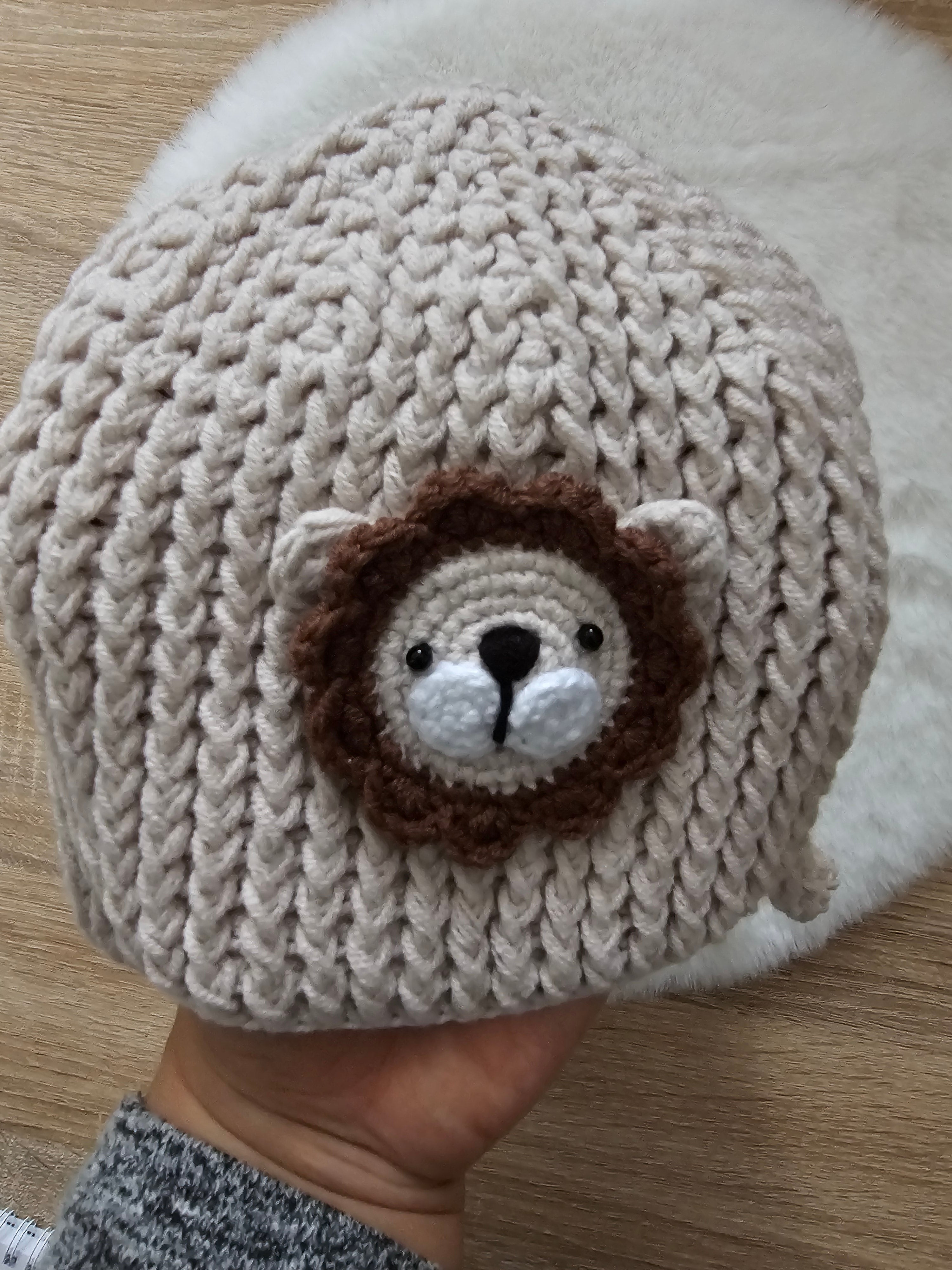 Babymützen Set Löwe – Mütze, Babyschuhe, Greifring & Schnullerkette