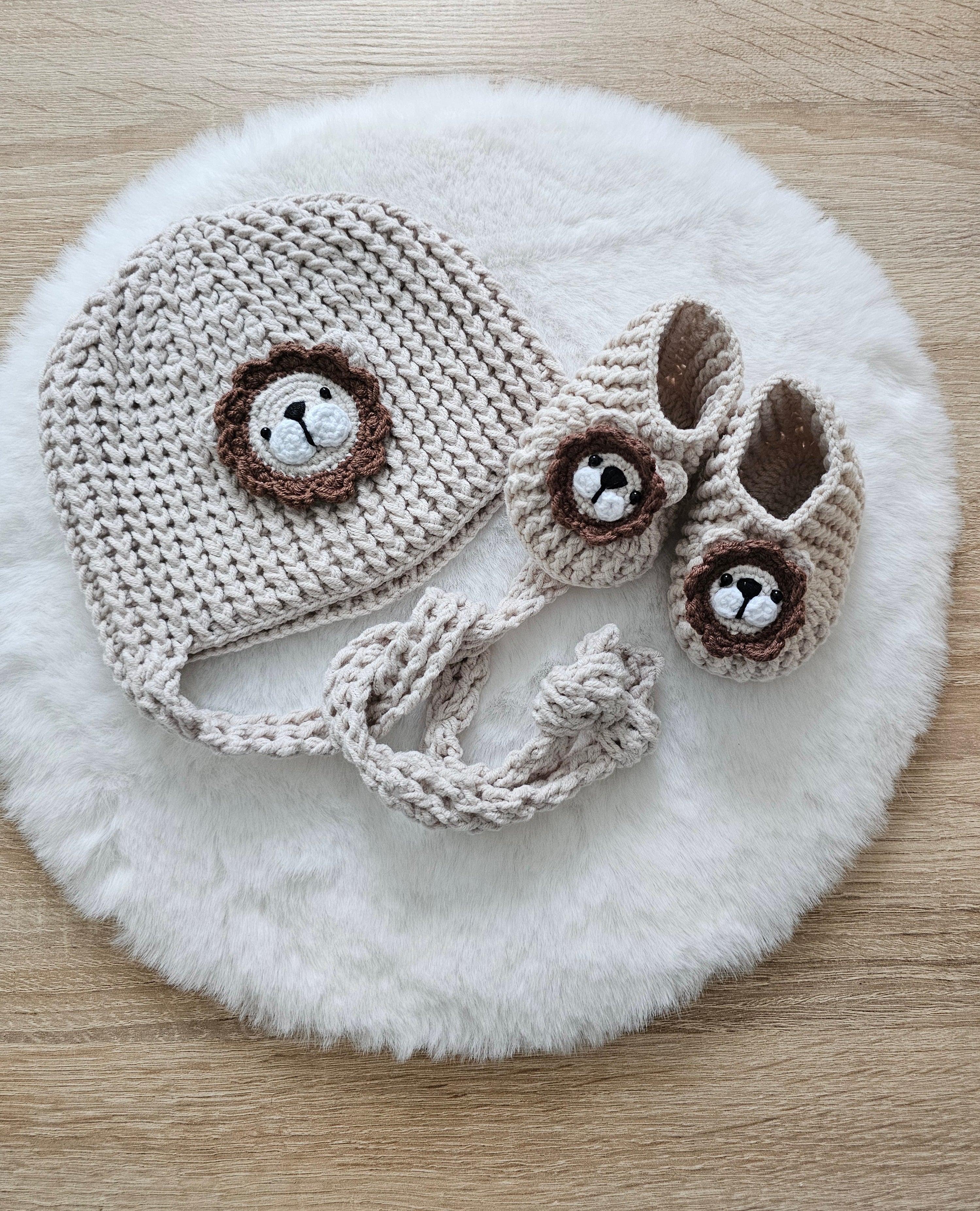 Babymützen Set Löwe – Mütze, Babyschuhe, Greifring & Schnullerkette