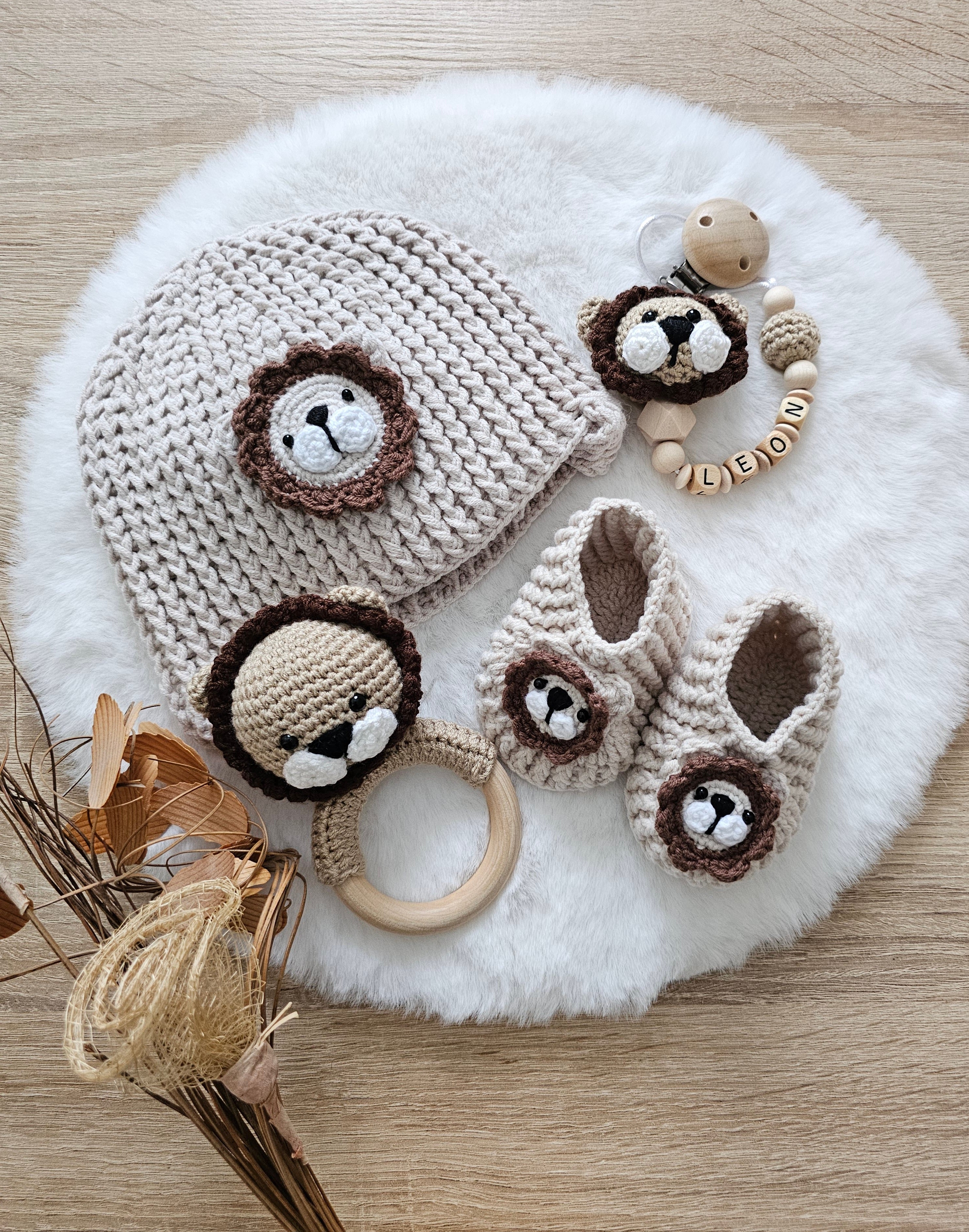 Babymützen Set Löwe – Mütze, Babyschuhe, Greifring & Schnullerkette