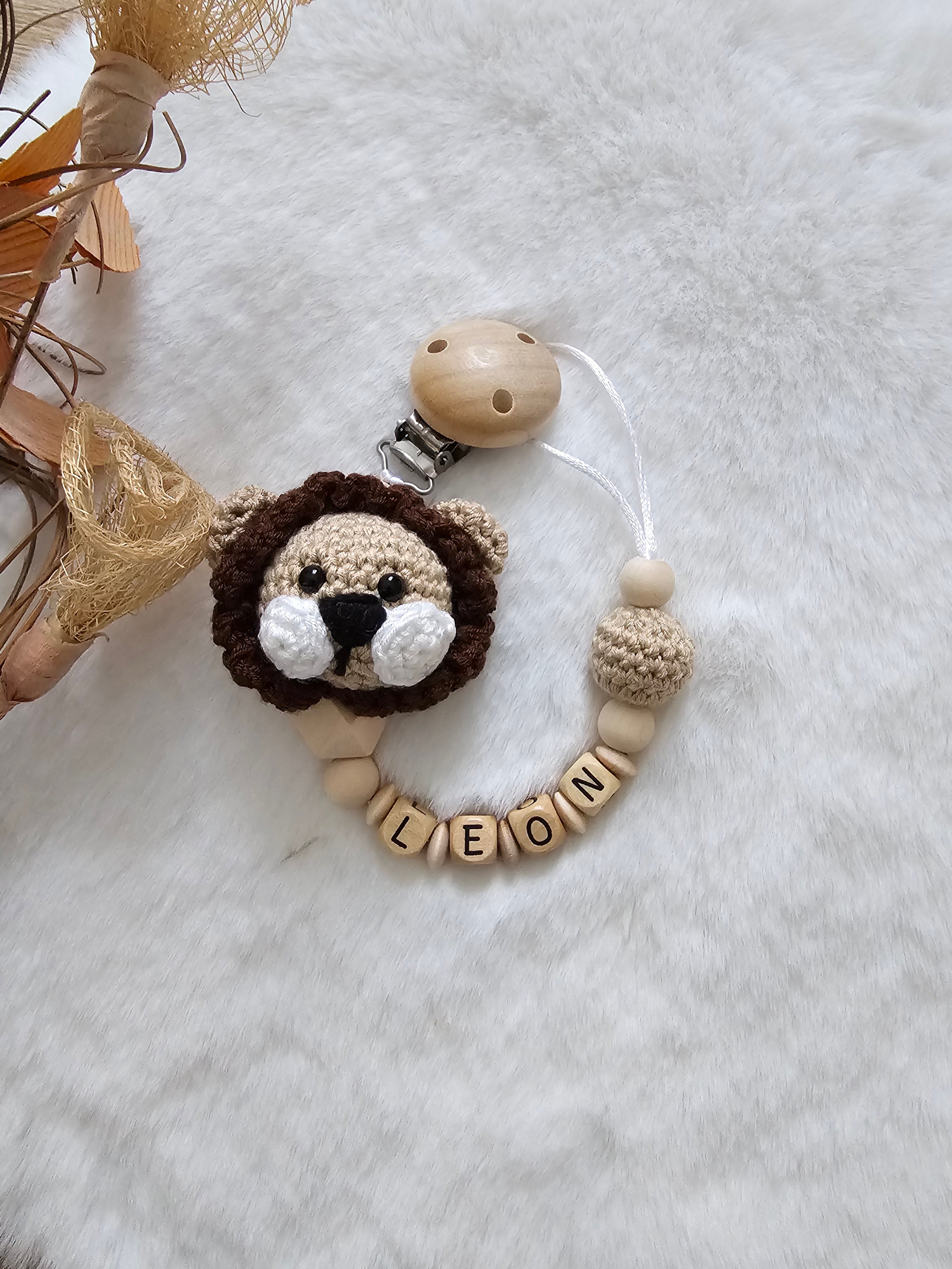 Babymützen Set Löwe – Mütze, Babyschuhe, Greifring & Schnullerkette