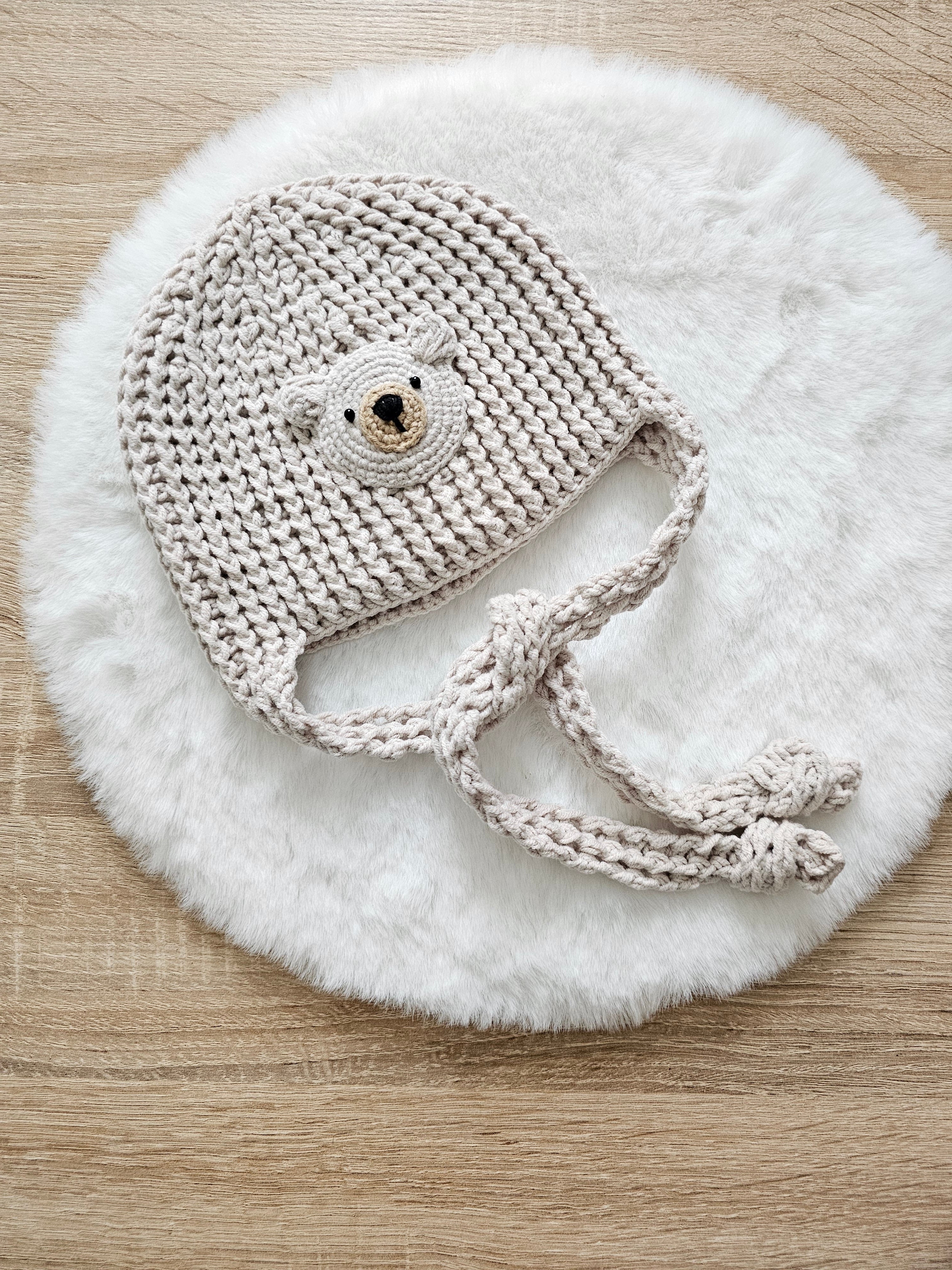 Babymützen Set Bär – Mütze, Babyschuhe, Greifring & Schnullerkette