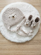Babymützen Set Bär – Mütze, Babyschuhe, Greifring & Schnullerkette