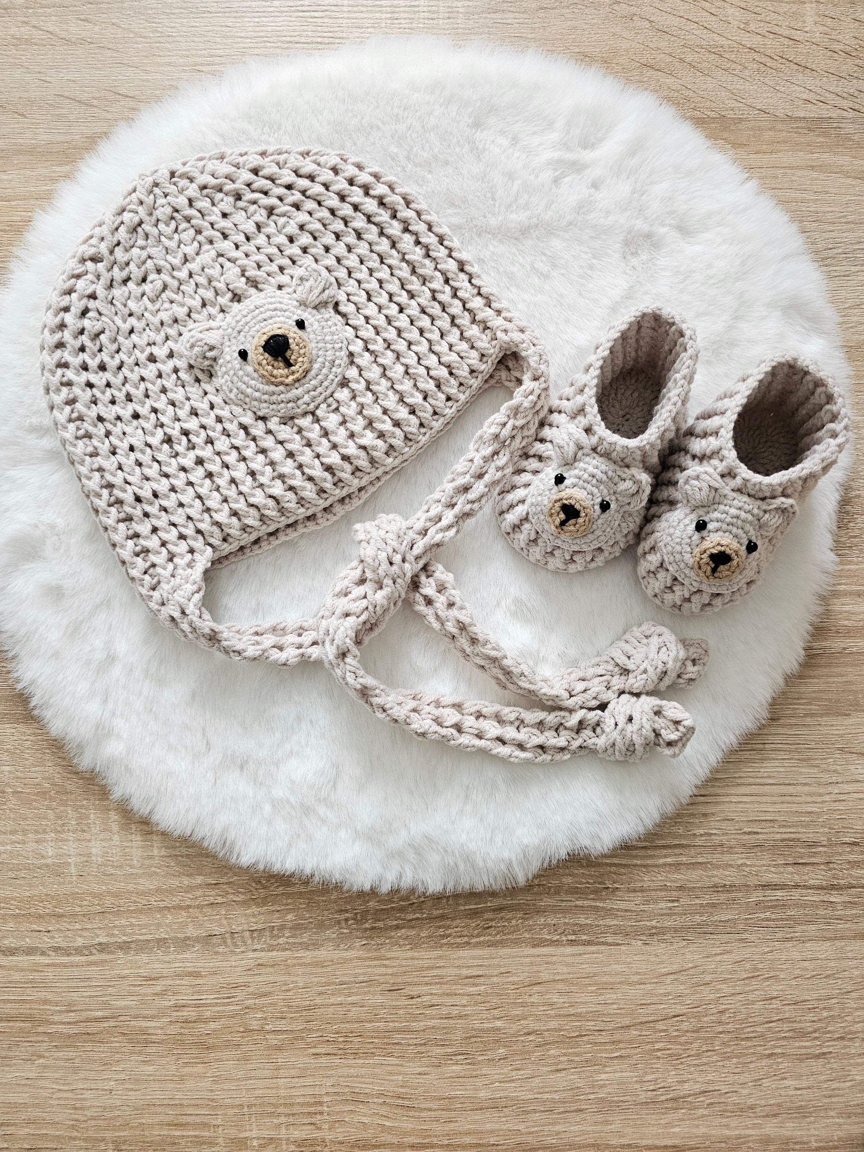 Babymützen Set Bär – Mütze, Babyschuhe, Greifring & Schnullerkette