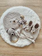 Babymützen Set Bär – Mütze, Babyschuhe, Greifring & Schnullerkette