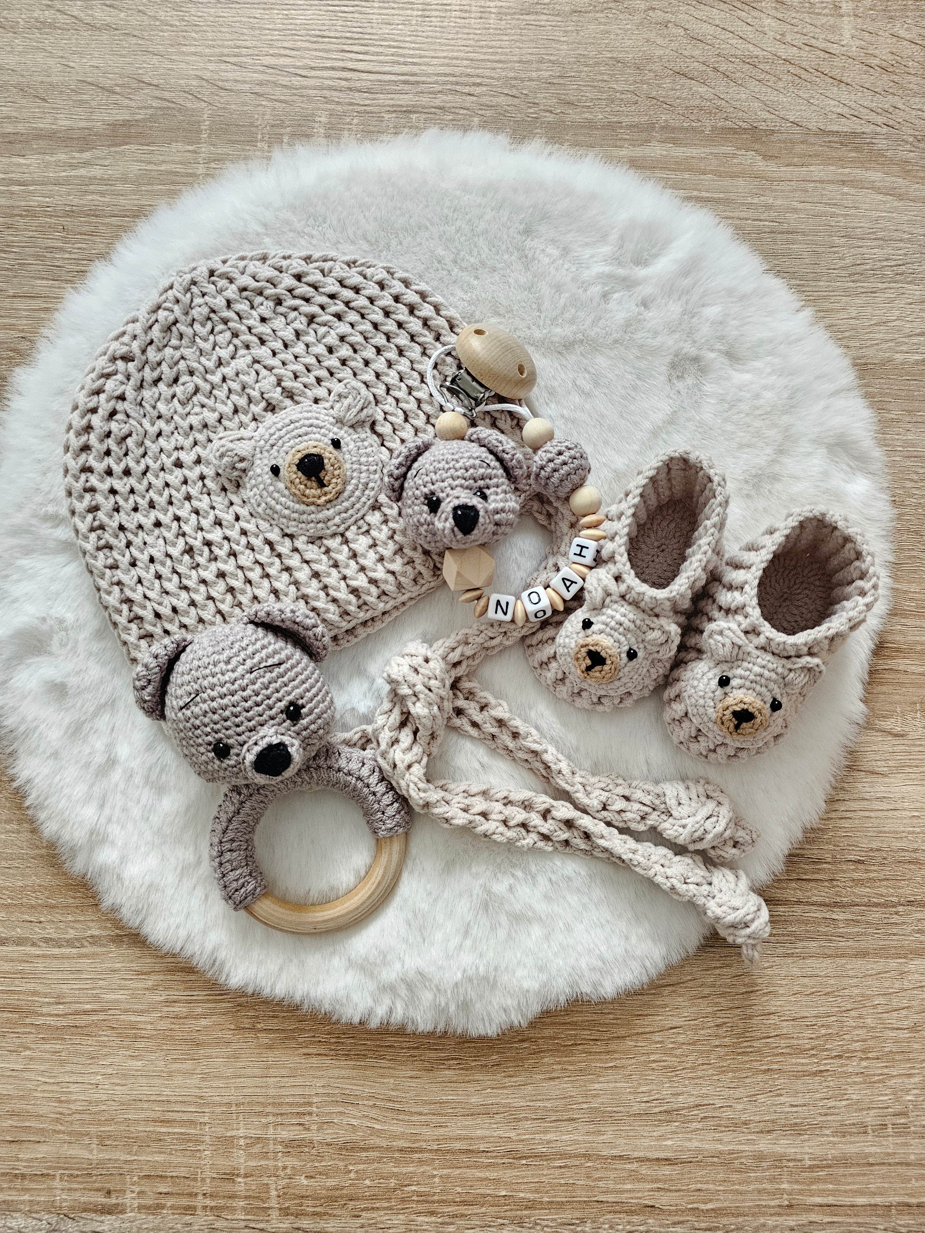 Babymützen Set Bär – Mütze, Babyschuhe, Greifring & Schnullerkette