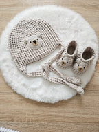 Babymützen Set Bär – Mütze, Babyschuhe & Greifring