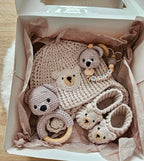 Babymützen Set Bär – Mütze, Babyschuhe, Greifring & Schnullerkette