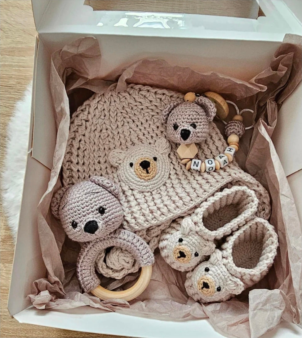 Babymützen Set Bär – Mütze, Babyschuhe, Greifring & Schnullerkette