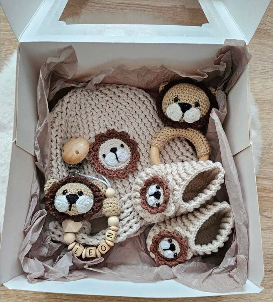 Babymützen Set Löwe – Mütze, Babyschuhe, Greifring & Schnullerkette