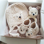 Babymützen Set Bär – Mütze, Babyschuhe & Greifring