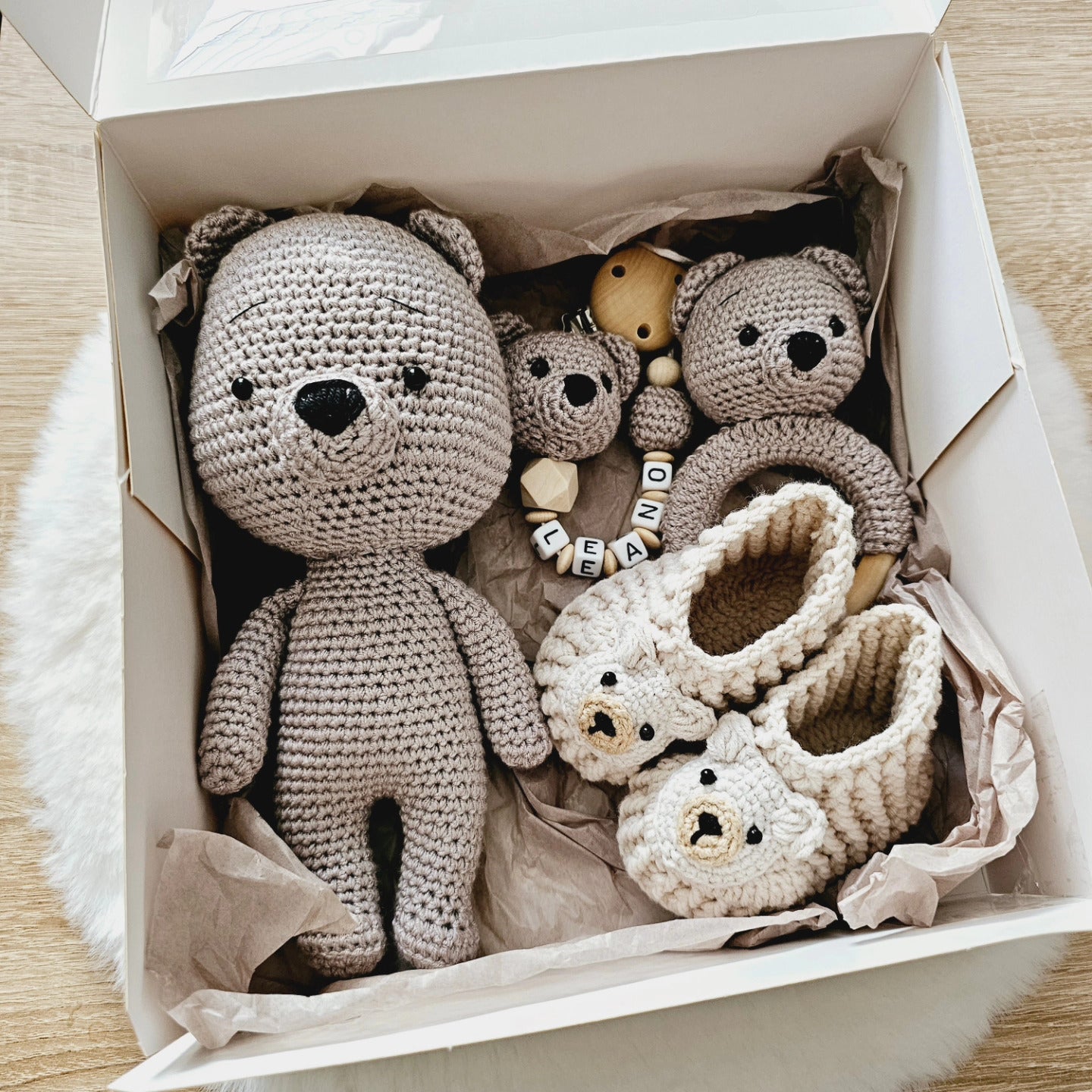 Babygeschenke Set Bär,Schmusetier, Personalisierte Schnullerkette,Greifring,Babystrickschuhe