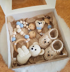 Baby Geschenkset Bär – Kinderwagenkette, Schnullerkette & Babystrickschuhe