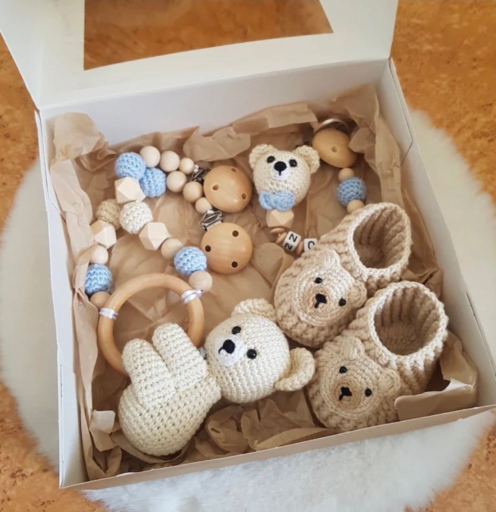 Babygeschenke Set,Kinderwagenkette,Schnullerkette mit Namen Bär,Babystrickschuhe