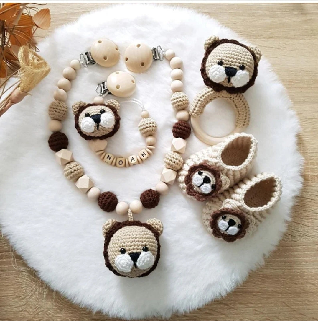Kinderwagenkette Löwe | Greifring |Geschenke zur Geburt |personalisierte Schnullerkette |Babyschuhe gestrickt