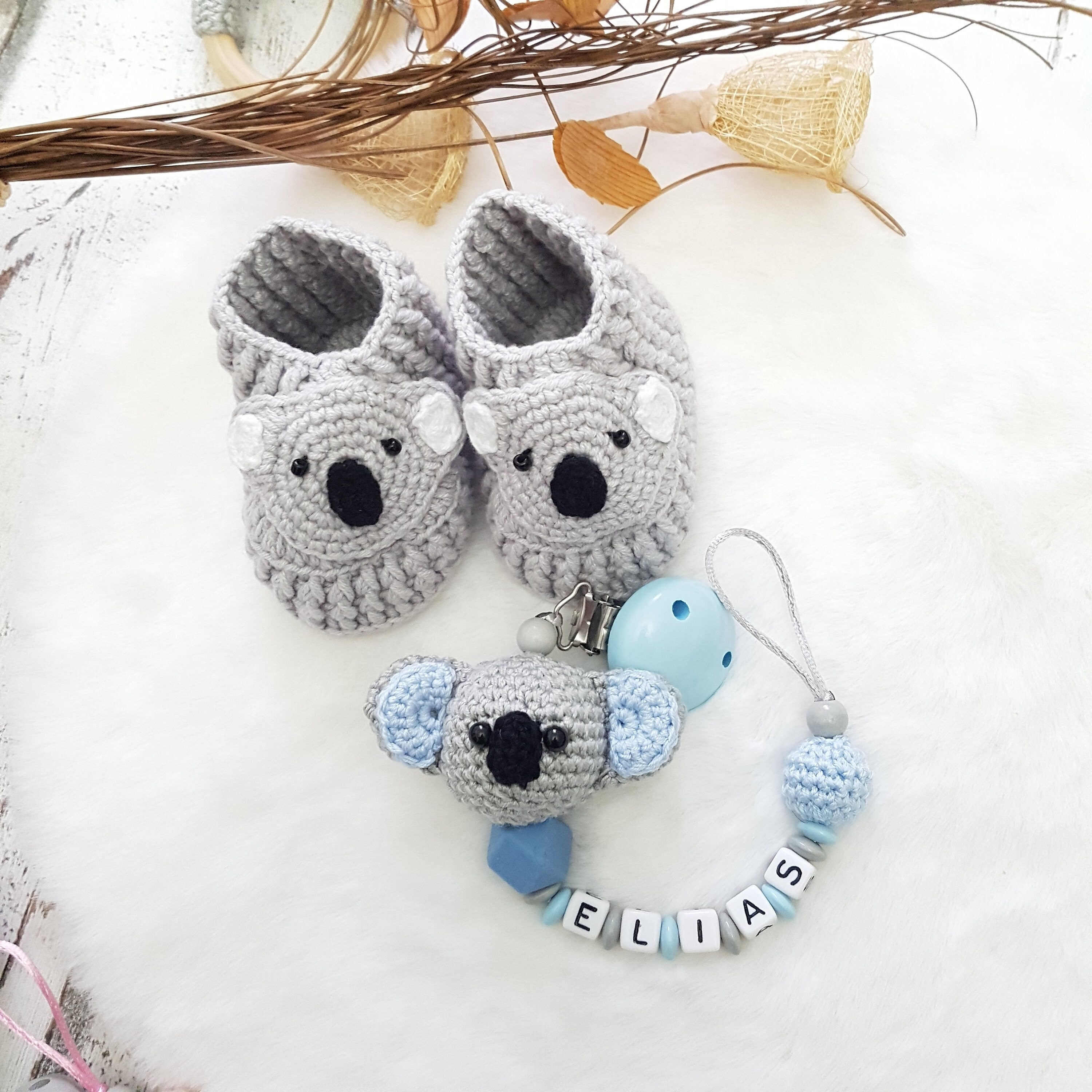 Baby Geschenkset Koala Junge – Schmusetier, Schnullerkette & Greifring