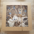 Baby Geschenkset Bär – Kinderwagenkette, Schnullerkette & Babystrickschuhe