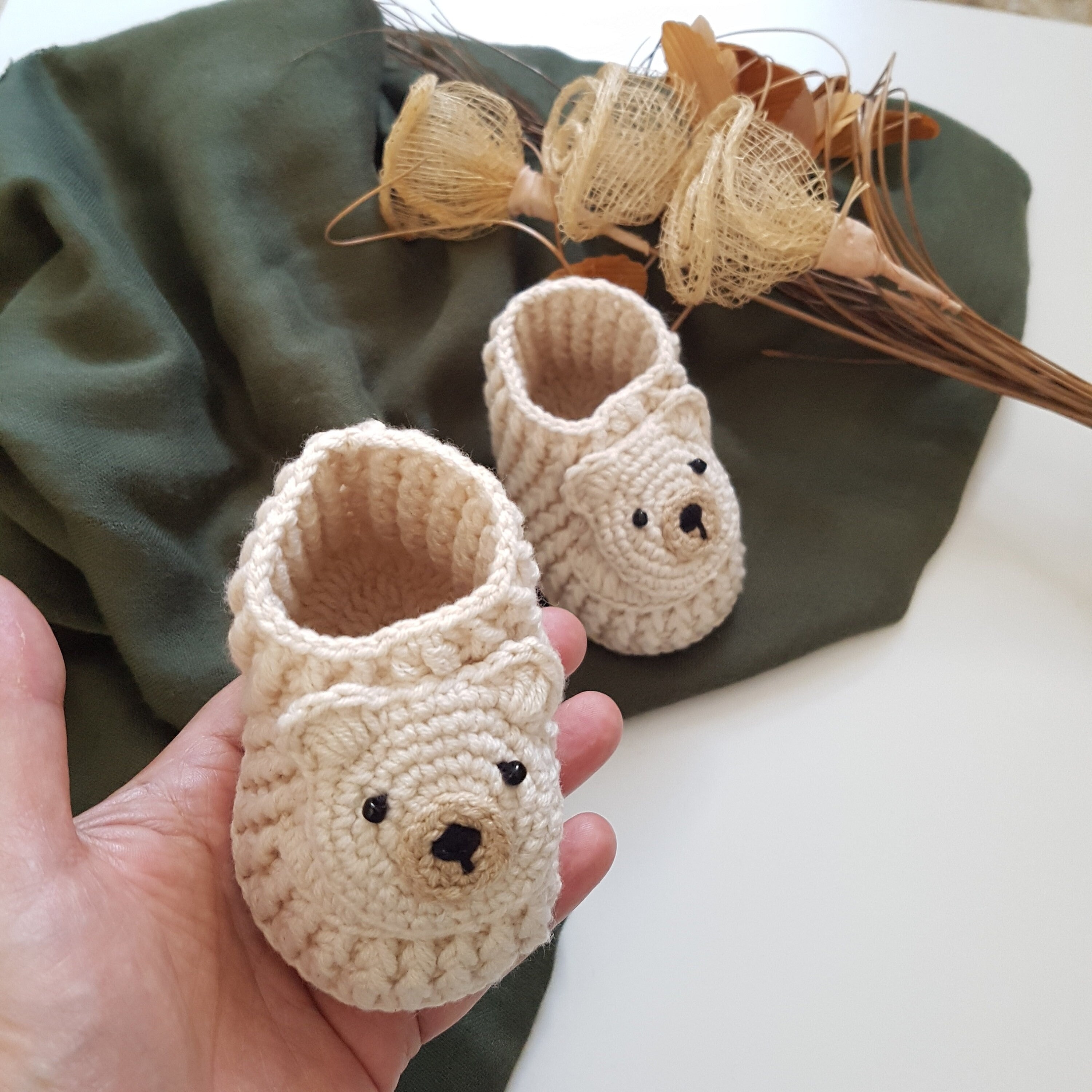 Baby Geschenkset Bär – Schmusetier, Schnullerkette, Greifring & Babyschuhe
