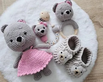Baby Geschenkset Bär Mädchen Rosa – Schnullerkette, Greifring & Babyschuhe