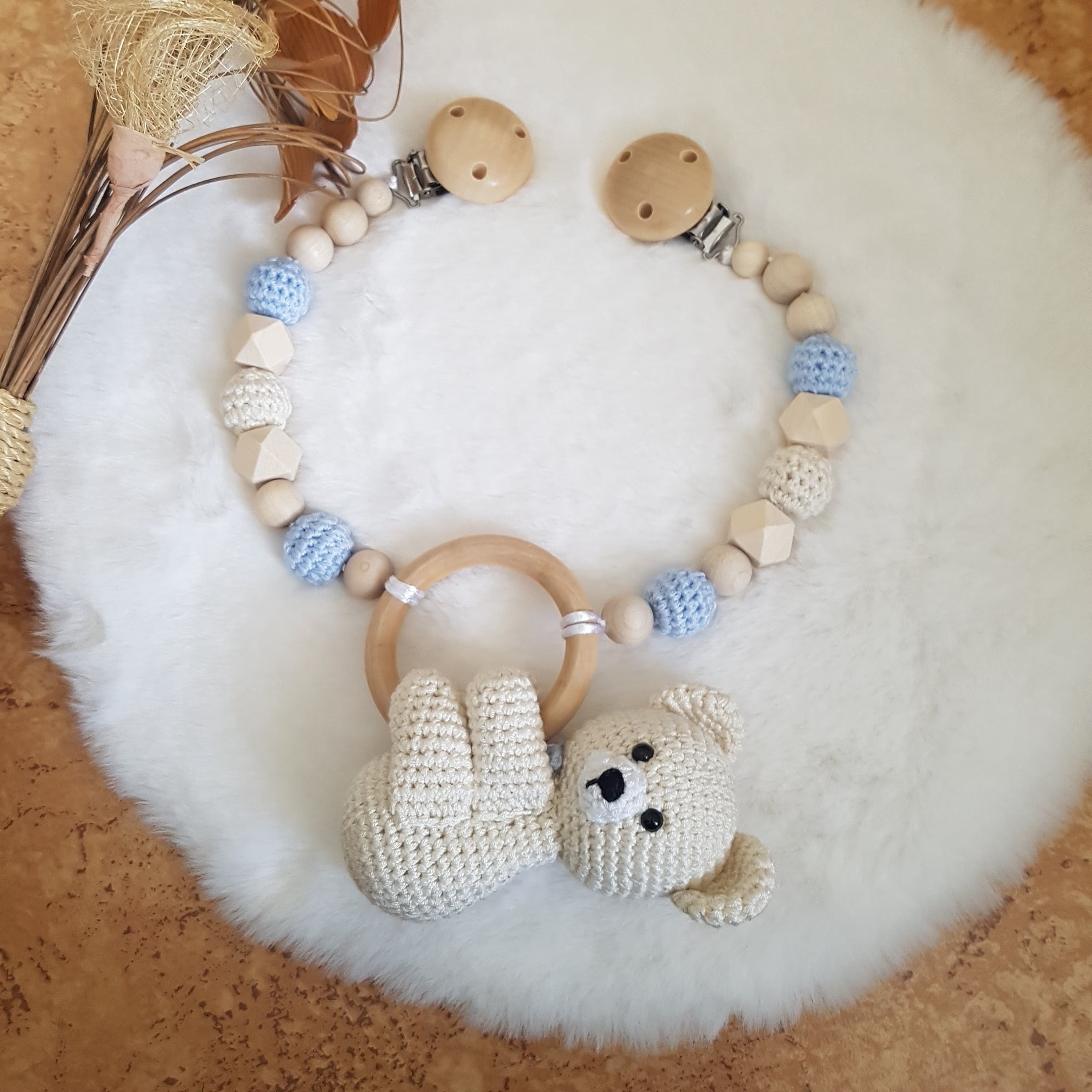 Baby Geschenkset Bär – Kinderwagenkette, Schnullerkette & Babystrickschuhe