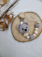 Baby Geschenkset Bär – Schmusetier, Schnullerkette, Greifring & Babyschuhe