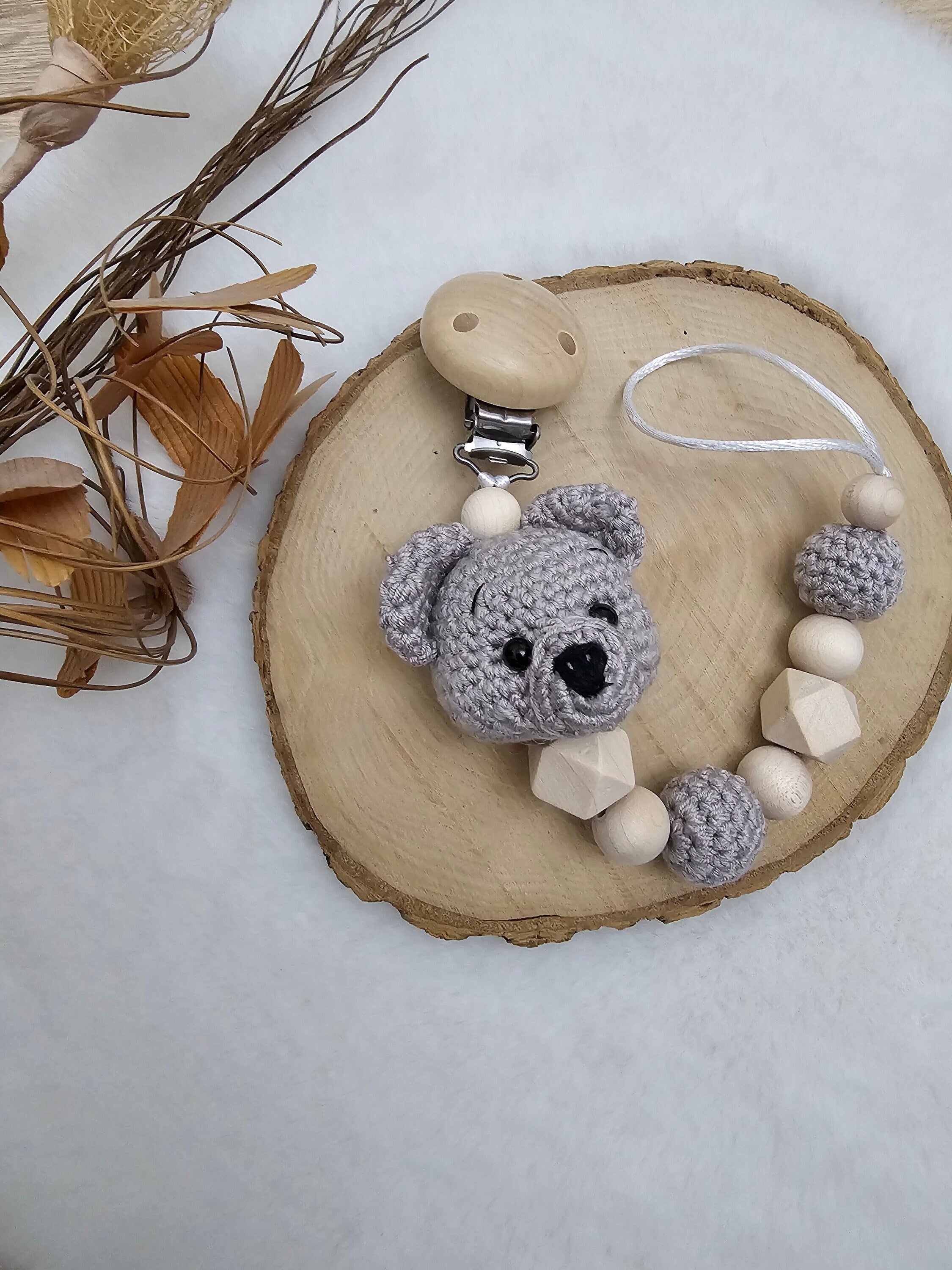 Baby Geschenkset Bär – Schmusetier, Schnullerkette, Greifring & Babyschuhe