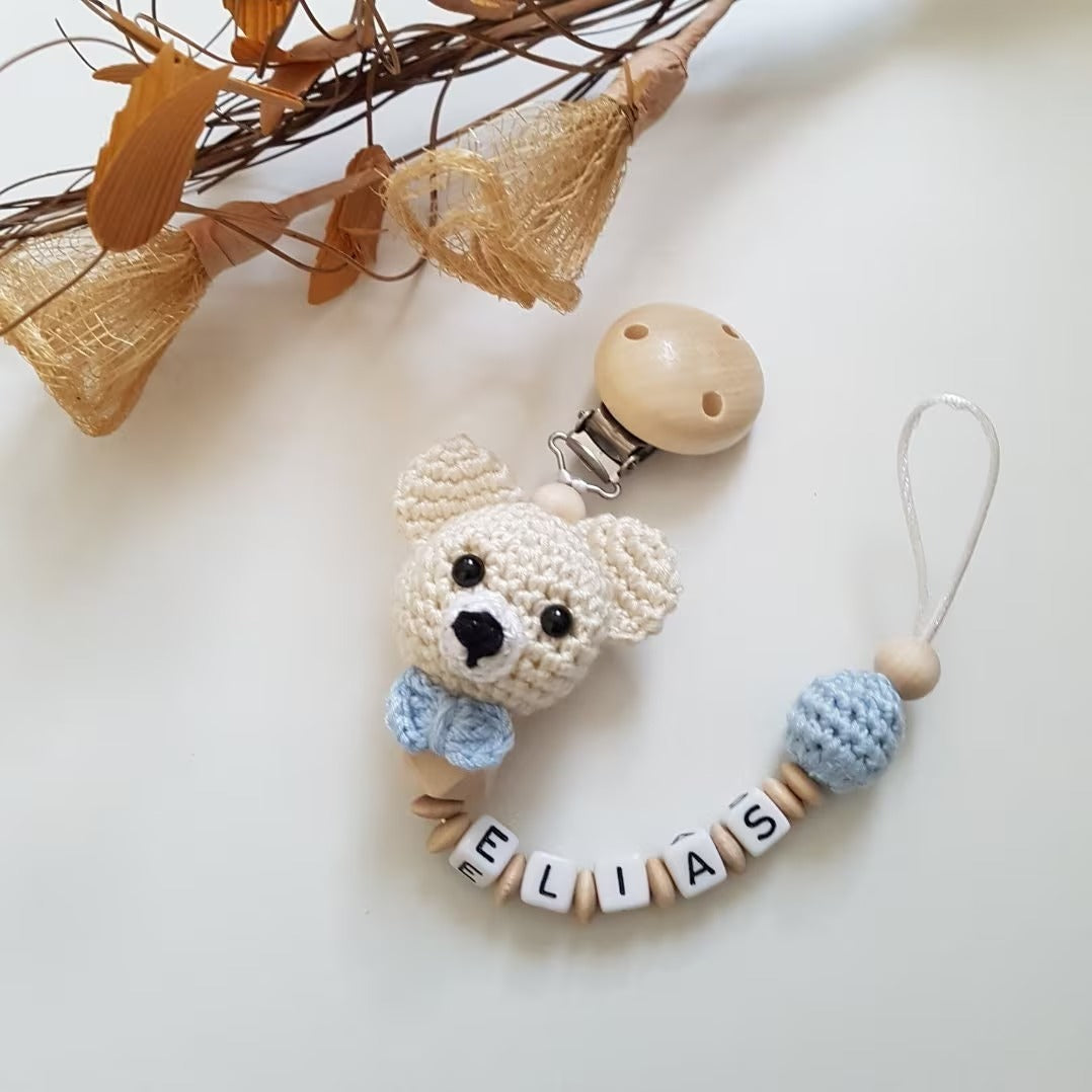 Baby Geschenkset Bär – Kinderwagenkette, Schnullerkette & Babystrickschuhe