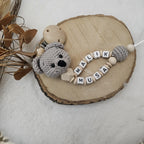 Baby Geschenkset Bär – Schmusetier, Schnullerkette, Greifring & Babyschuhe