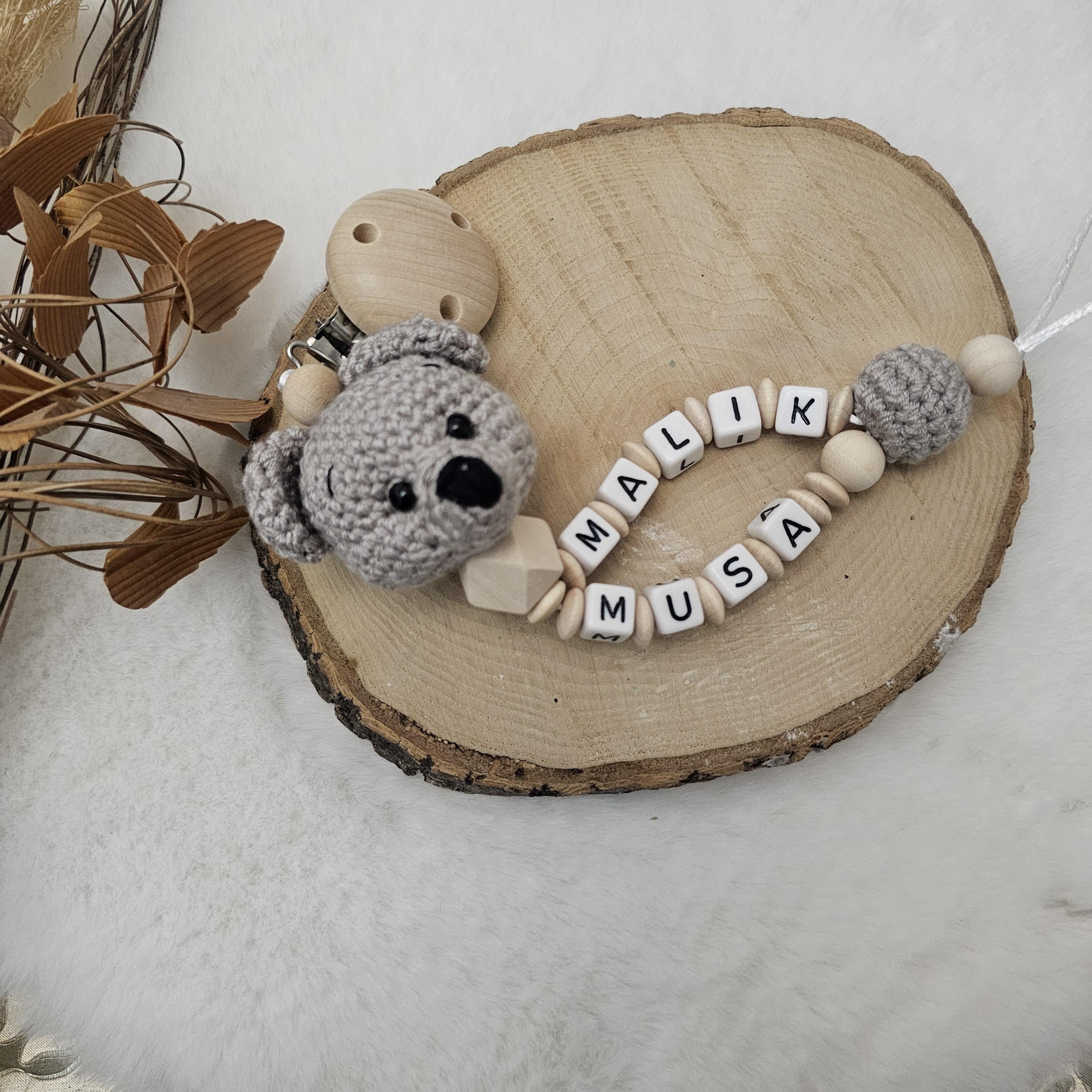 Baby Geschenkset Bär – Schmusetier, Schnullerkette, Greifring & Babyschuhe