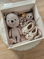 Baby Geschenkset Bär – Schmusetier, Schnullerkette, Greifring & Babyschuhe
