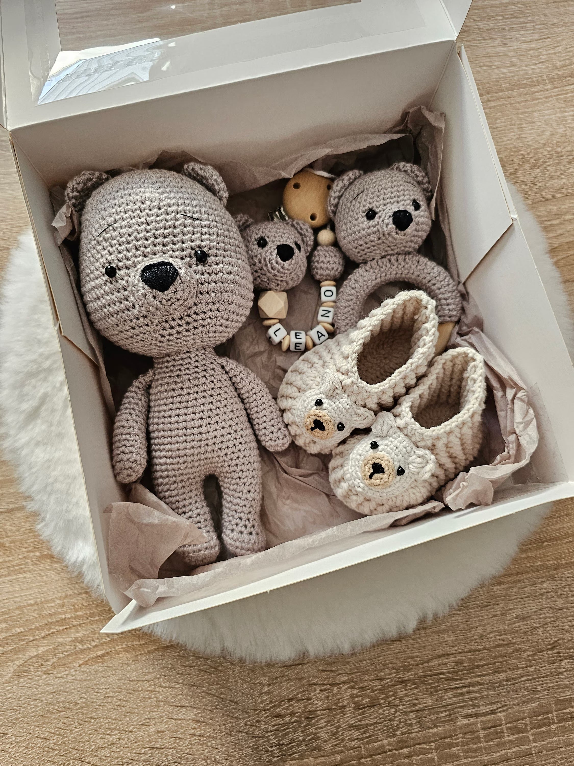 Baby Geschenkset Bär – Schmusetier, Schnullerkette, Greifring & Babyschuhe