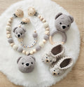 Baby Geschenkset Bär – Kinderwagenkette, Schnullerkette, Greifring & Babyschuhe