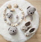 Baby Geschenkset Bär – Kinderwagenkette, Schnullerkette, Greifring & Babyschuhe