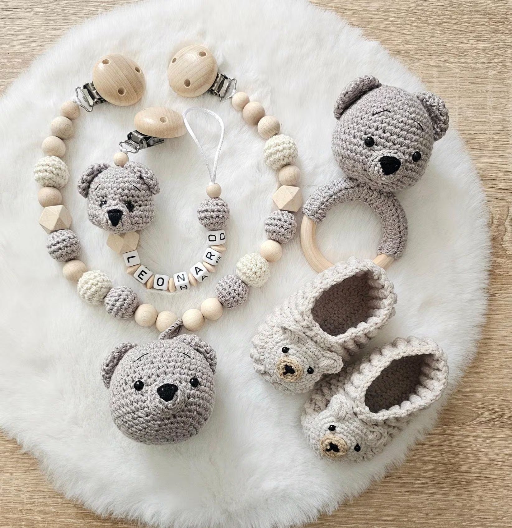 Baby Geschenkset Bär – Kinderwagenkette, Schnullerkette, Greifring & Babyschuhe