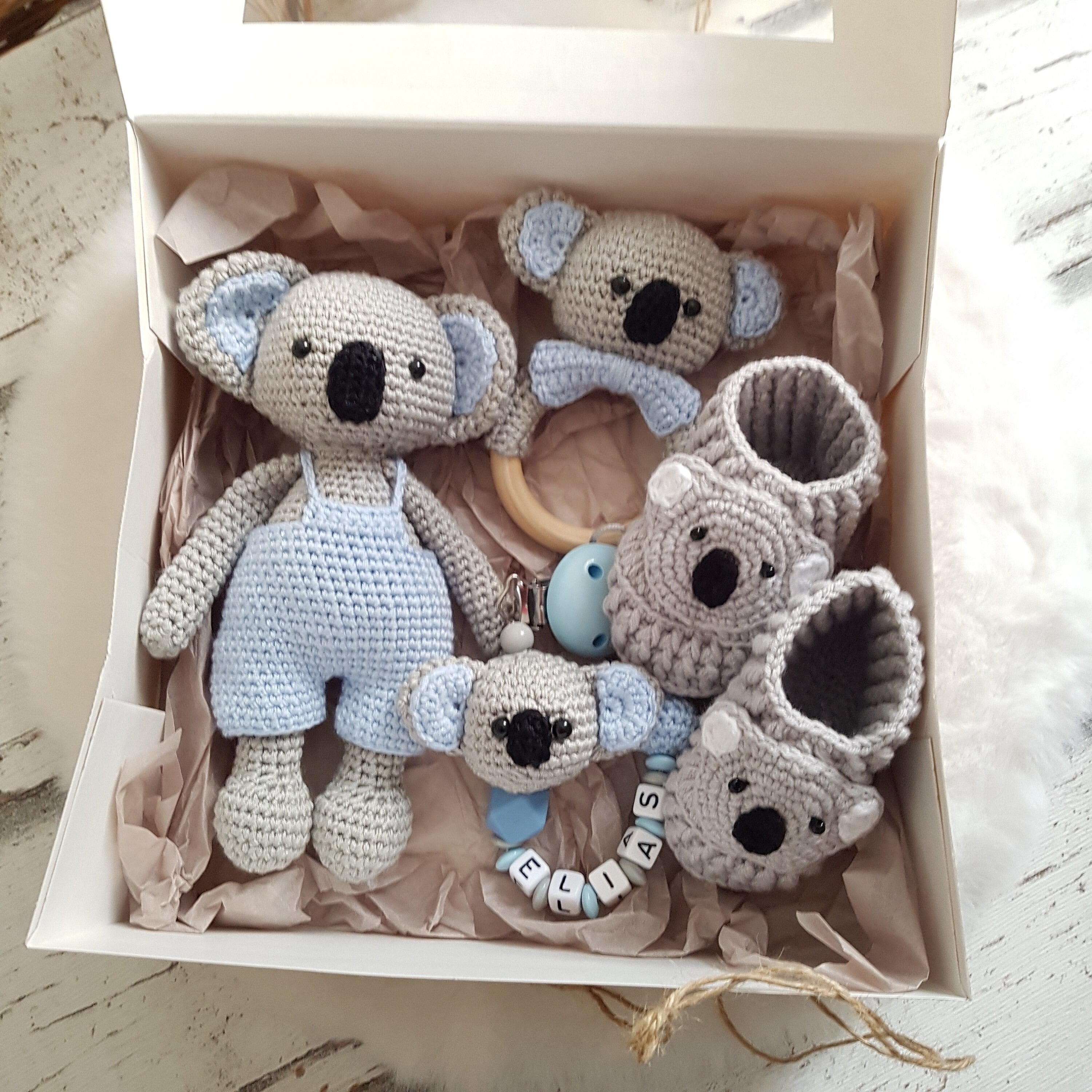 Baby Geschenkset Koala Junge – Schmusetier, Schnullerkette & Greifring