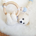Baby Geschenkset Bär – Kinderwagenkette, Schnullerkette & Babystrickschuhe