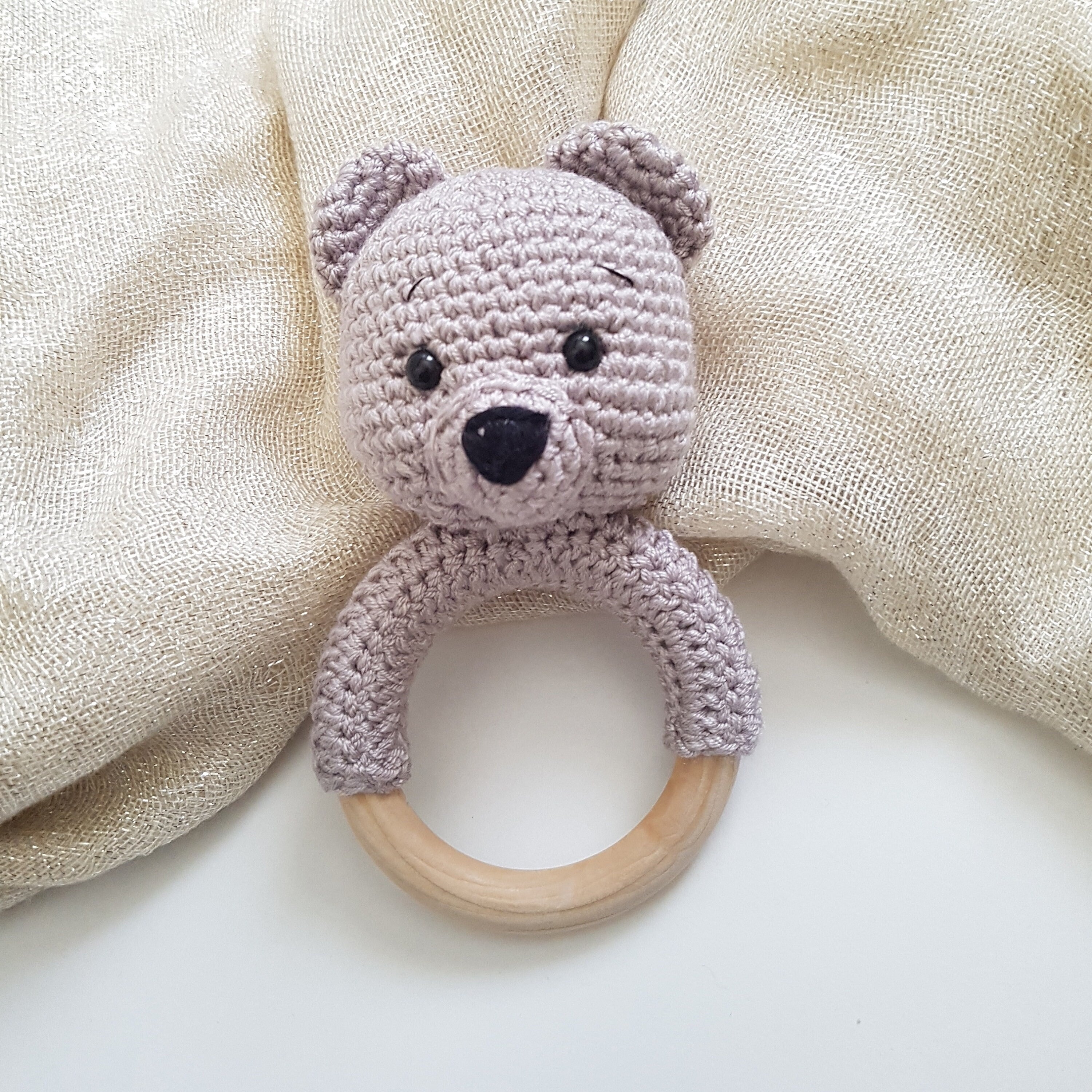 Baby Geschenkset Bär – Schmusetier, Schnullerkette, Greifring & Babyschuhe