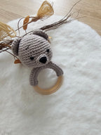 Baby Geschenkset Bär – Kinderwagenkette, Schnullerkette, Greifring & Babyschuhe