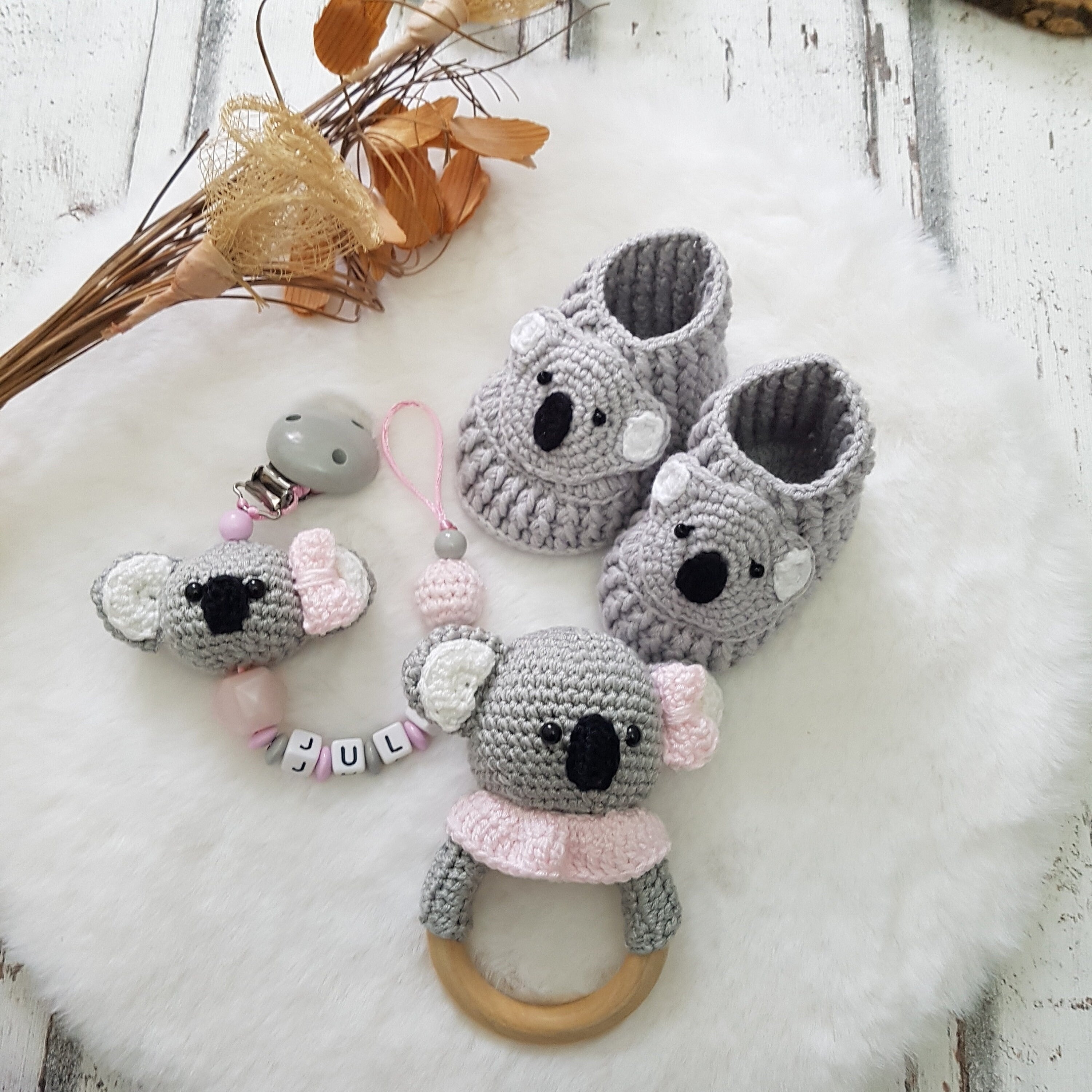 Baby Geschenkset Koala Mädchen – Schmusetier, Schnullerkette & Greifring