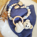 Baby Geschenkset Bär – Kinderwagenkette, Schnullerkette & Babystrickschuhe