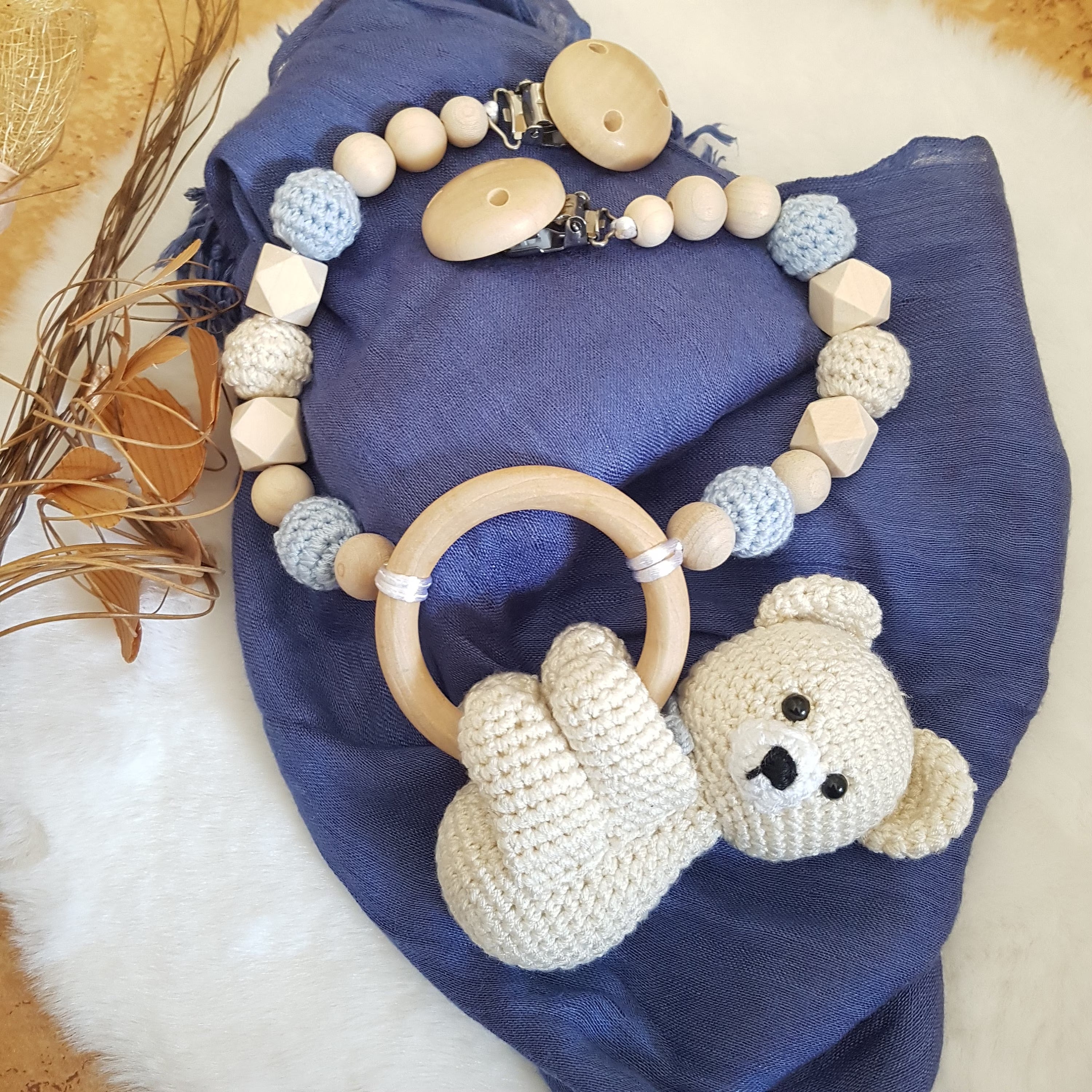Baby Geschenkset Bär – Kinderwagenkette, Schnullerkette & Babystrickschuhe