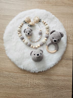 Baby Geschenkset Bär – Kinderwagenkette, Schnullerkette, Greifring & Babyschuhe