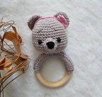 Baby Geschenkset Bär Mädchen Rosa – Schnullerkette, Greifring & Babyschuhe