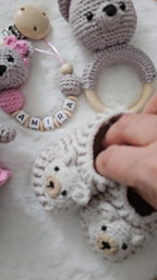Baby Geschenkset Bär Mädchen Rosa – Schnullerkette, Greifring & Babyschuhe