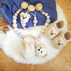 Baby Geschenkset Bär – Kinderwagenkette, Schnullerkette & Babystrickschuhe