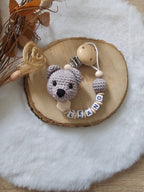 Baby Geschenkset Bär – Schmusetier, Schnullerkette, Greifring & Babyschuhe